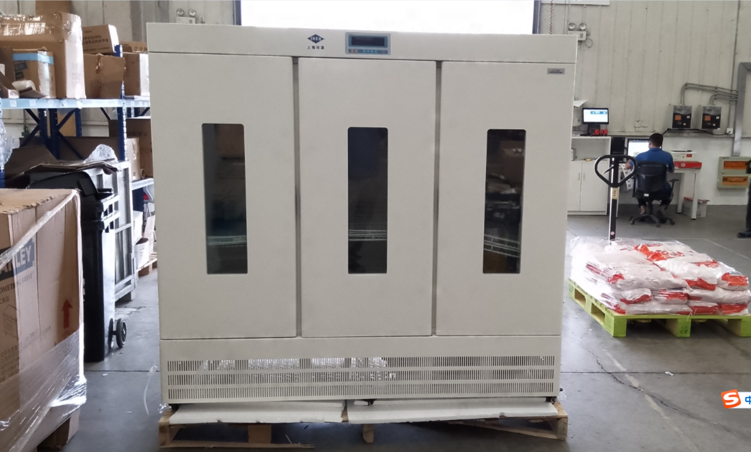 汉高中国有限公司购买我司三开门1500L精密型恒温恒湿箱用于25℃ 50%RH样品长期保存