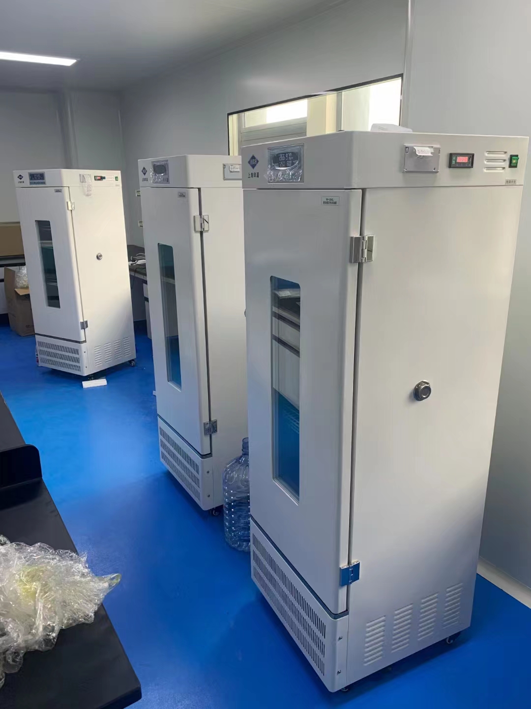 上海市纺织科学研究院有限公司购买精密型恒温恒湿箱并进行现场安装调试